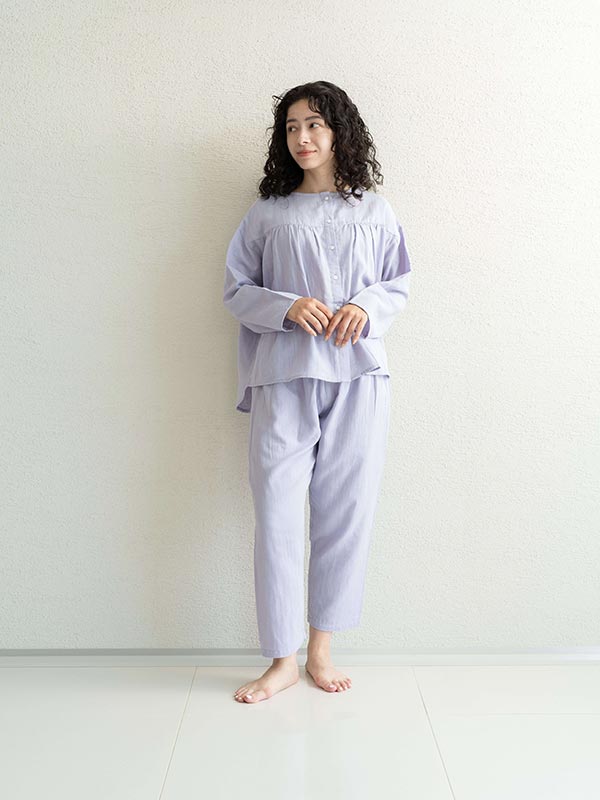 【着る保湿クリーム 】Wガーゼ スタンドカラータック入り前開きパジャマ|スッキリとしたシルエットと、調節可能なひも付きで快適な着心地